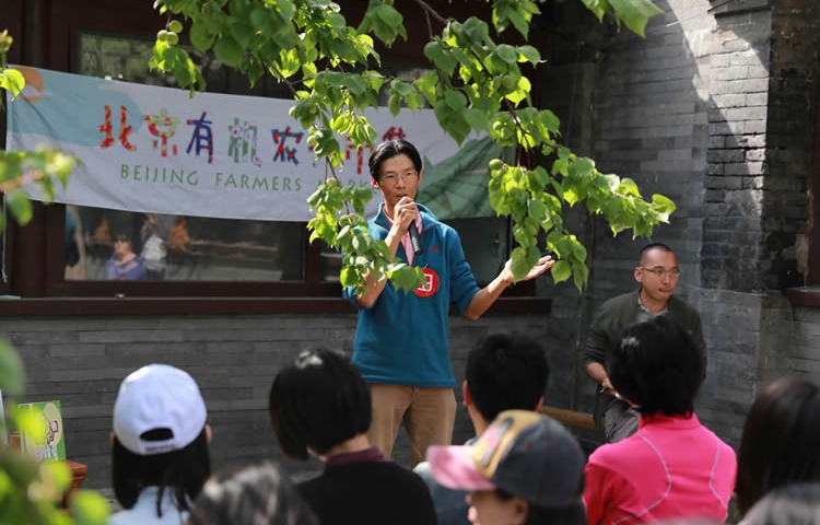 4月26日，賴青松在中老胡同四合書院發表他在大陸的首場演講——'從歸農青年看台灣農事變遷'。