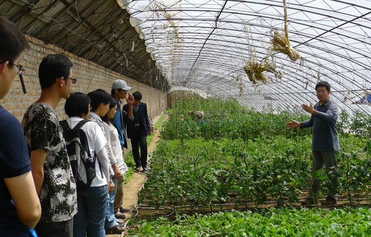 4月26日早上，賴青松在社區伙伴團隊的陪同下來到昌平參觀德潤屋生態農場，農場主人吉雲亮做介紹（常天樂攝）。