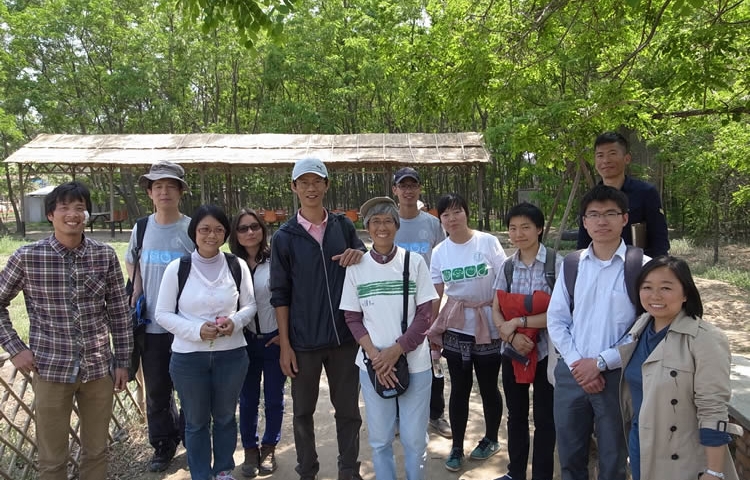 4月28日上午，賴青松和楊寶熙參觀位於海澱的小毛驢市民農園，並與小毛驢和梁漱溟鄉建中心的青年鄉建工作者座談（蔣亦凡攝）。