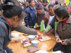 Food tasting event for public to promote eco-agriculture in Pingshan County, Sichuan.