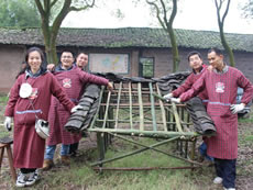 The Permaculture course participants learnt building tiles rooftops in Sichuan.